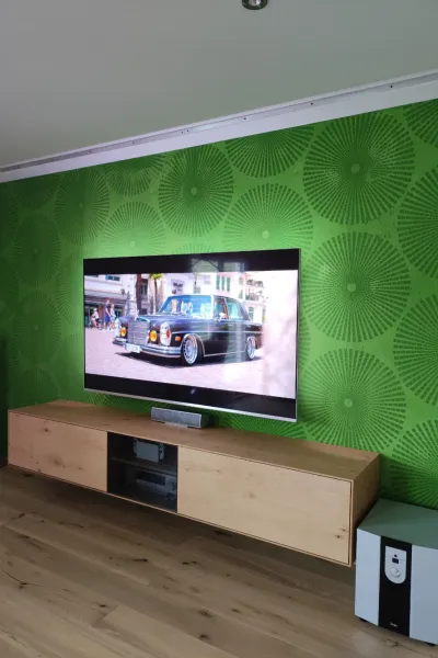 Fernseher-Wand